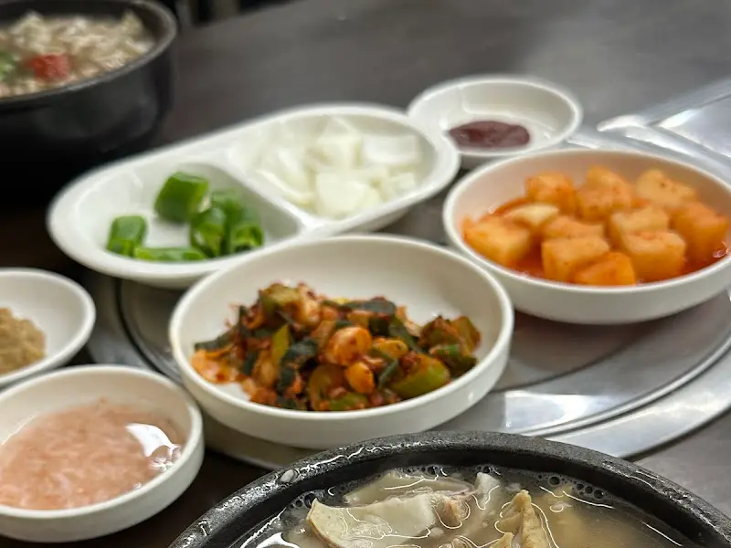 국밥과 반찬 전체 샷