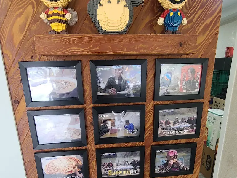 벽면에 걸린 사진들