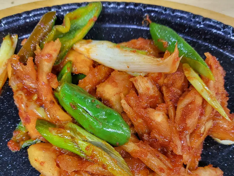 매콤한 양념이 돋보이는 반찬