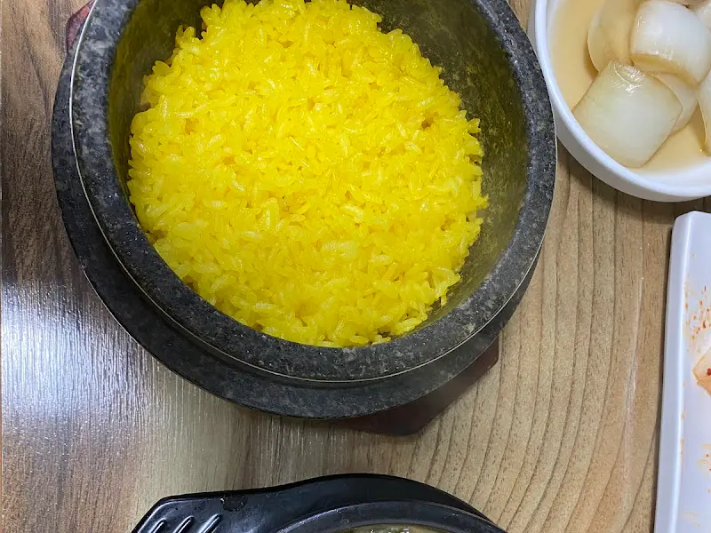 강황으로 지은 노란 돌솥밥