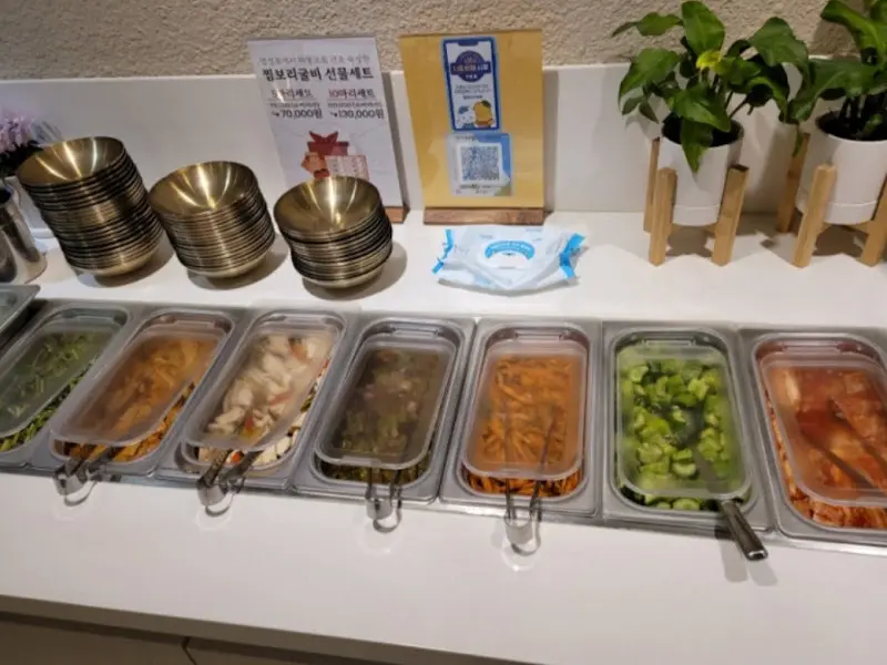 다양한 밑반찬이 준비된 셀프바