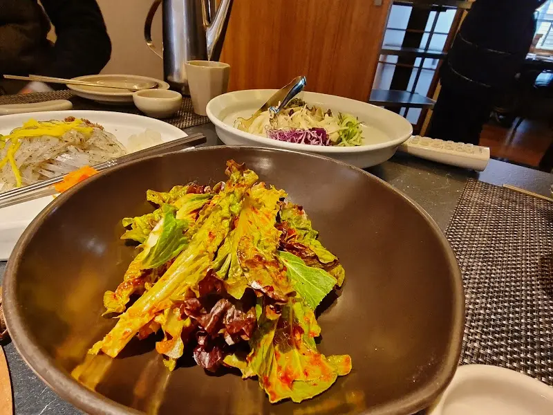 싱싱한 채소로 만든 샐러드