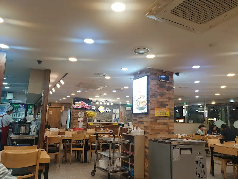 넓고 깔끔한 맛나감자탕 내부