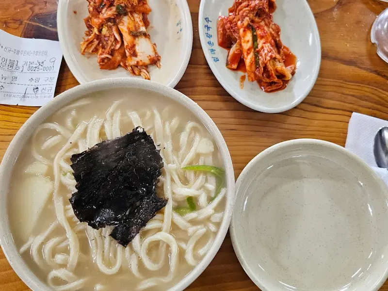 칼국수와 김치 전체샷