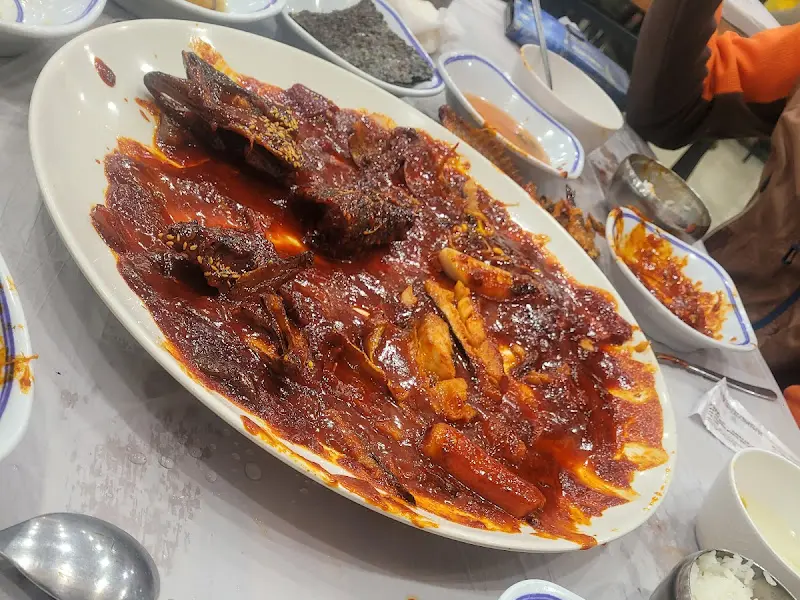 접시에 담긴 코다리찜의 모습