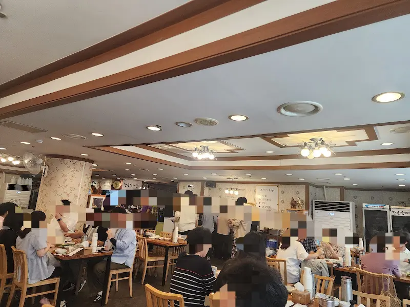 매장 내부 전경