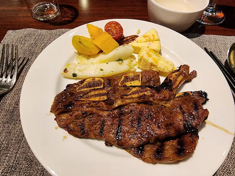 LA갈비와 구운 채소들이 담긴 접시