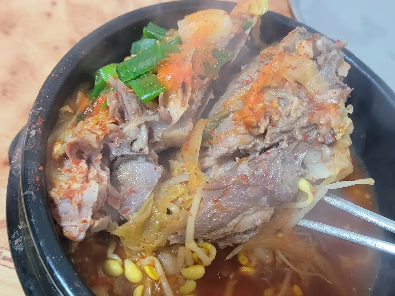 두툼한 고기가 인상적인 뼈해장국