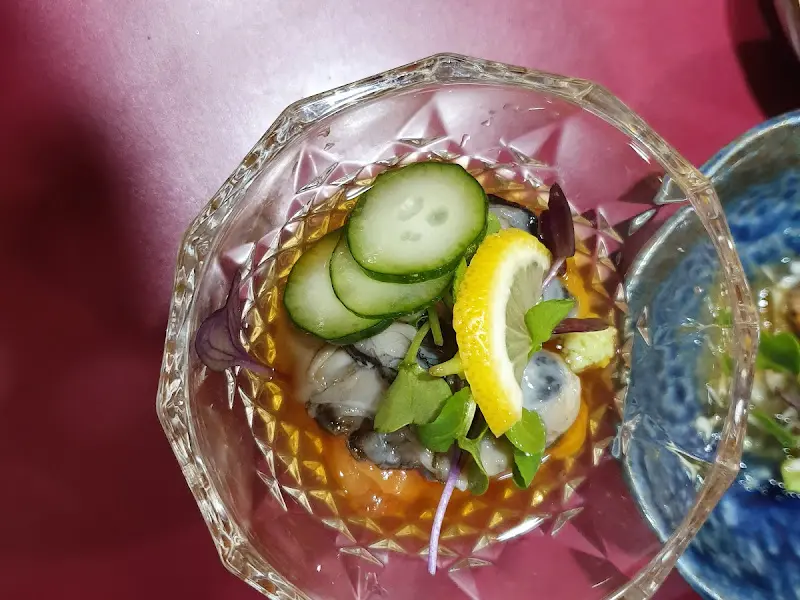 싱싱한 해산물이 담긴 투명한 그릇