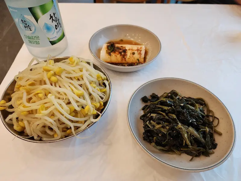 정갈하게 차려진 밑반찬