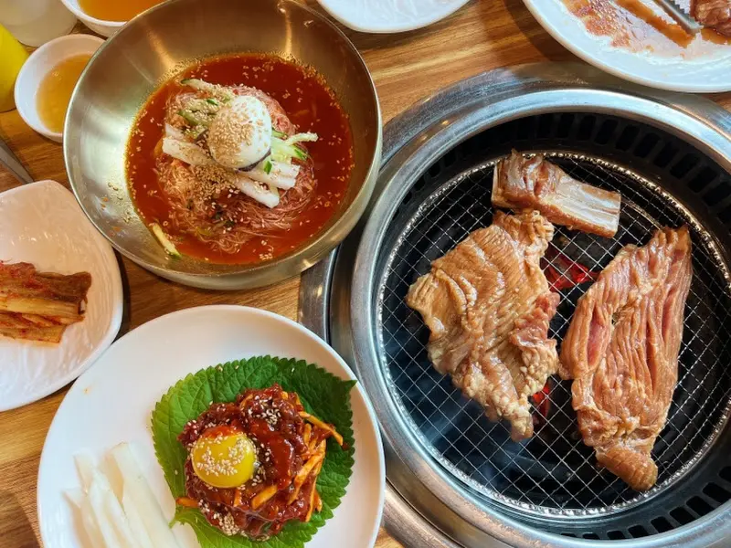 돼지갈비, 육회, 냉면의 조화