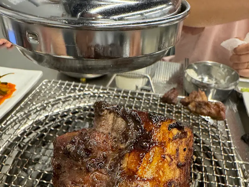 숯불 위에 구워지는 양념 소갈비살