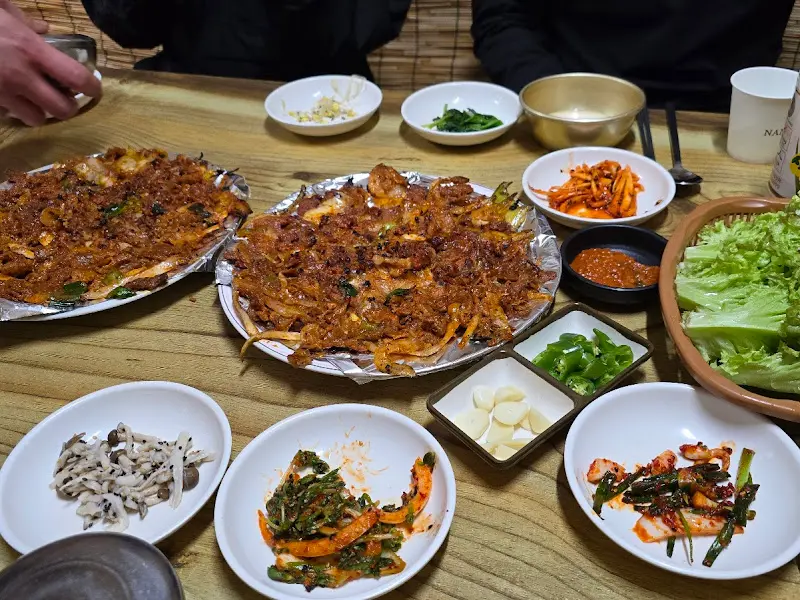 쌈 채소와 함께 먹는 돼지석쇠구이