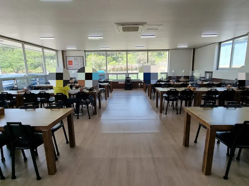 넓은 식당 내부