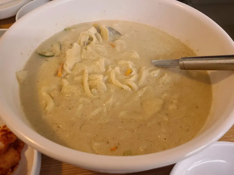 뽀얀 들깨 국물이 인상적인 들깨칼국수