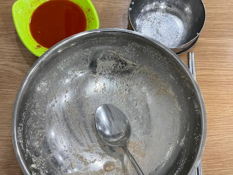 깨끗하게 비워진 뚝배기