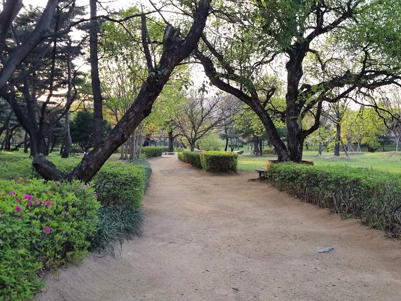 수로왕릉 주변의 아름다운 산책로