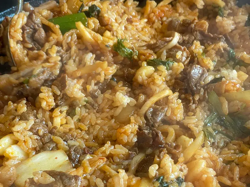 돼지불백 볶음밥이 완성된 모습