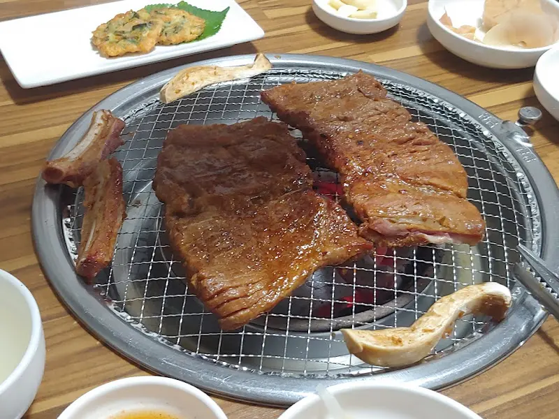 숯불 위에서 익어가는 왕갈비