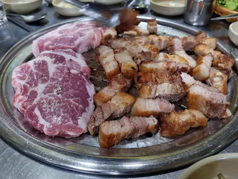 잘 구워진 삼겹살