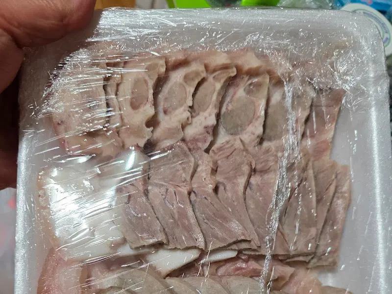 깔끔하게 포장된 머릿고기