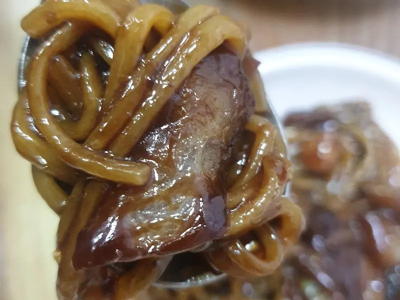 윤기 자르르 흐르는 짜장면