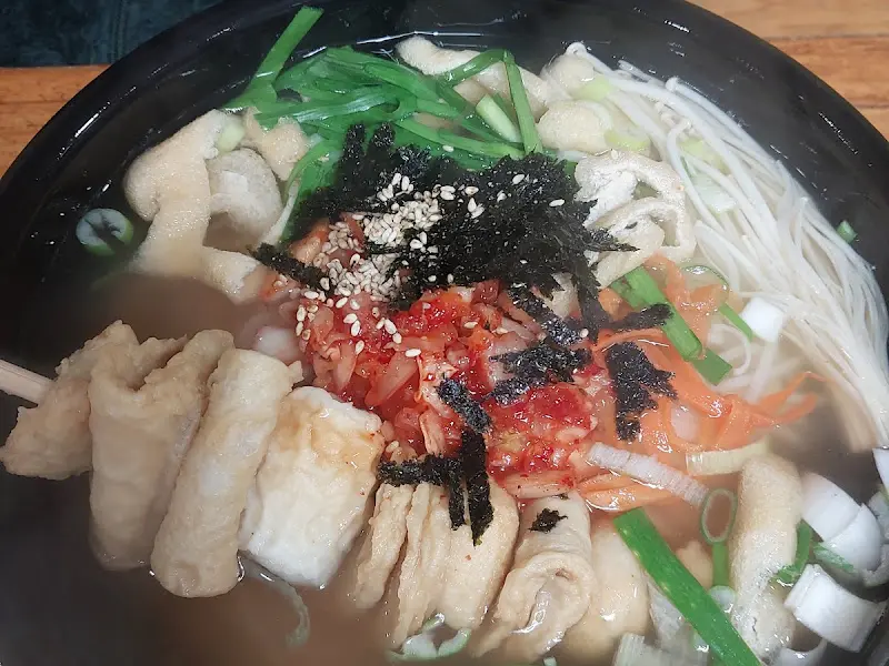 다채로운 고명이 올려진 잔치국수