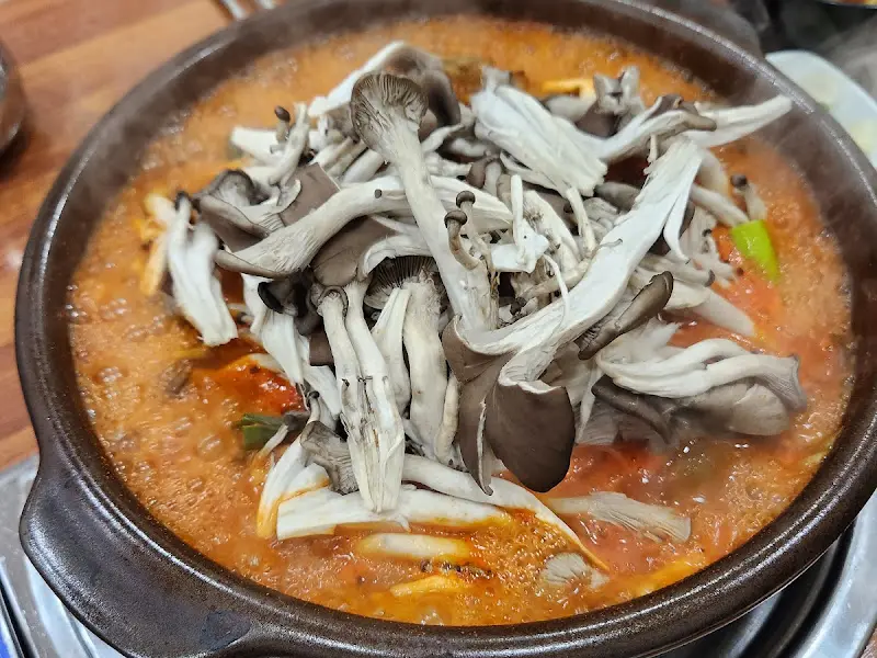 버섯 토핑 추가된 짜글이