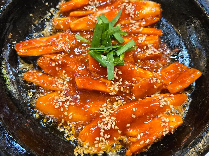 돌판 위에 구워진 더덕구이