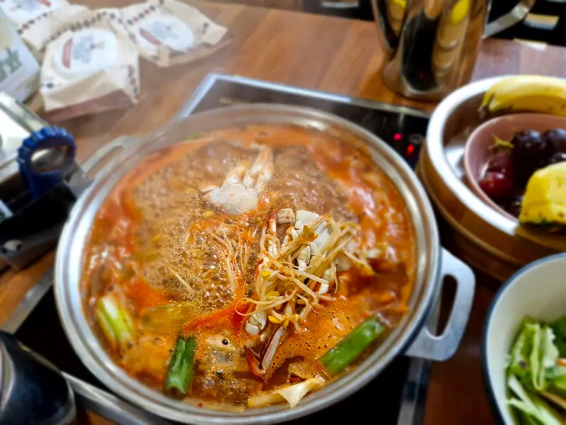 꽃게탕 안에 게가 듬뿍 들어있다