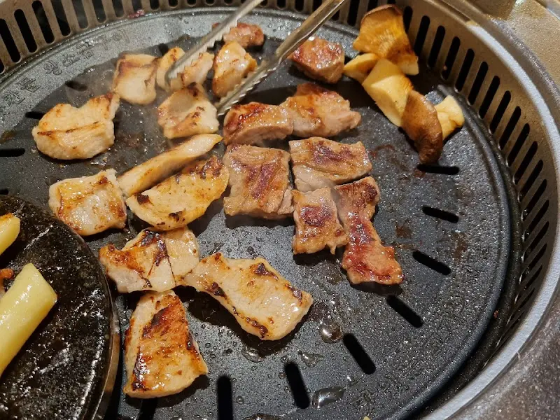 잘 구워진 오겹살 조각들