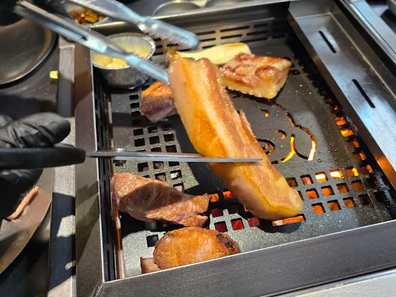 불판 위에서 구워지는 고기