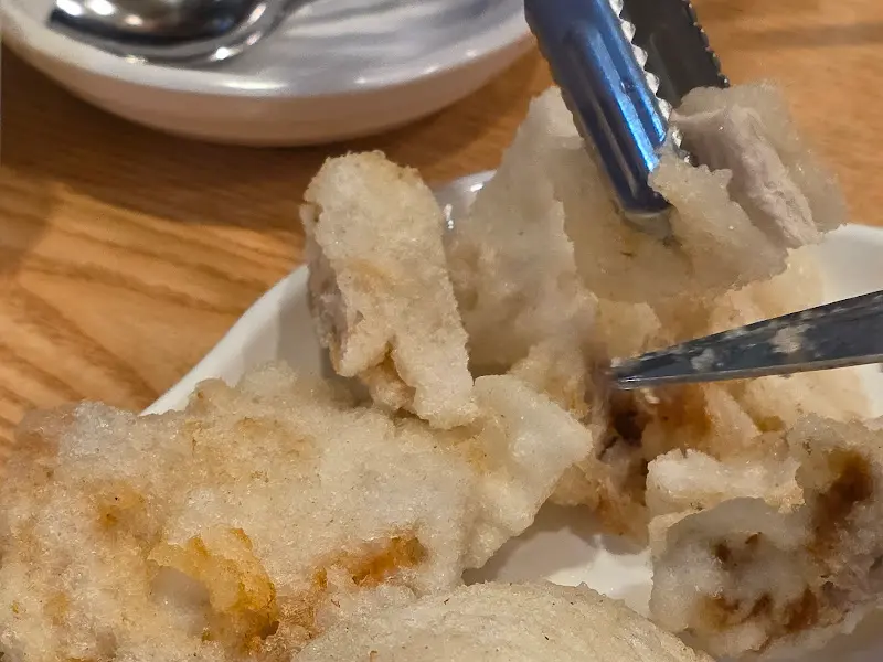 탕수육 자르는 모습