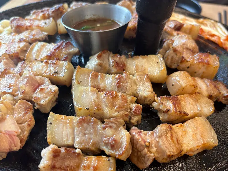 솥뚜껑에 구워진 삼겹살