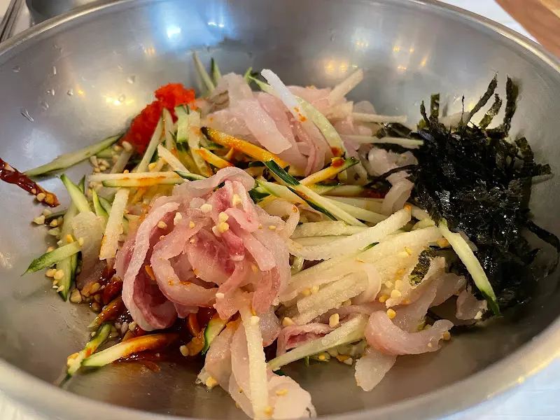 신선한 재료가 가득한 물회