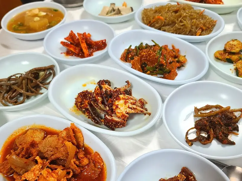 대지회관 다양한 반찬들