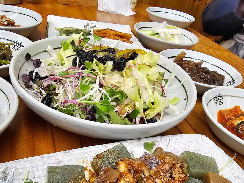 푸짐하게 차려진 꽃밥 정식