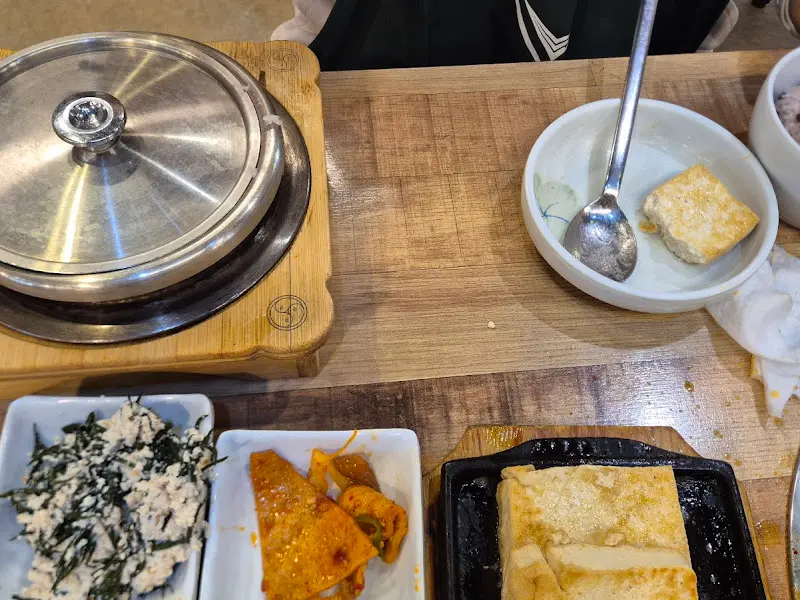 다양한 밑반찬과 짜박두부