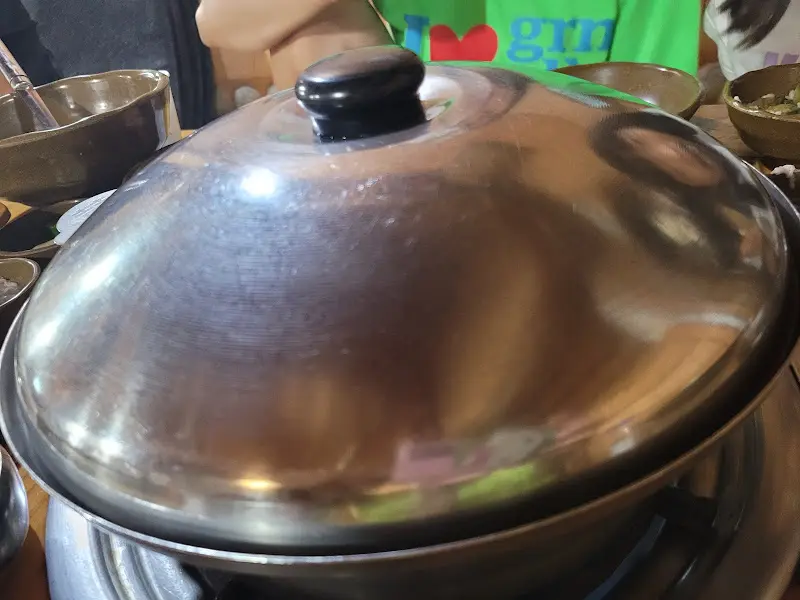 칼국수 끓이는 모습