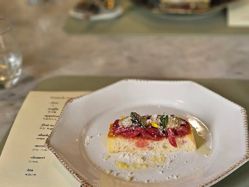 화려한 색감의 샐러드