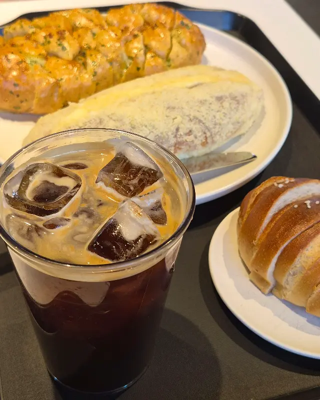 아이스 아메리카노와 빵