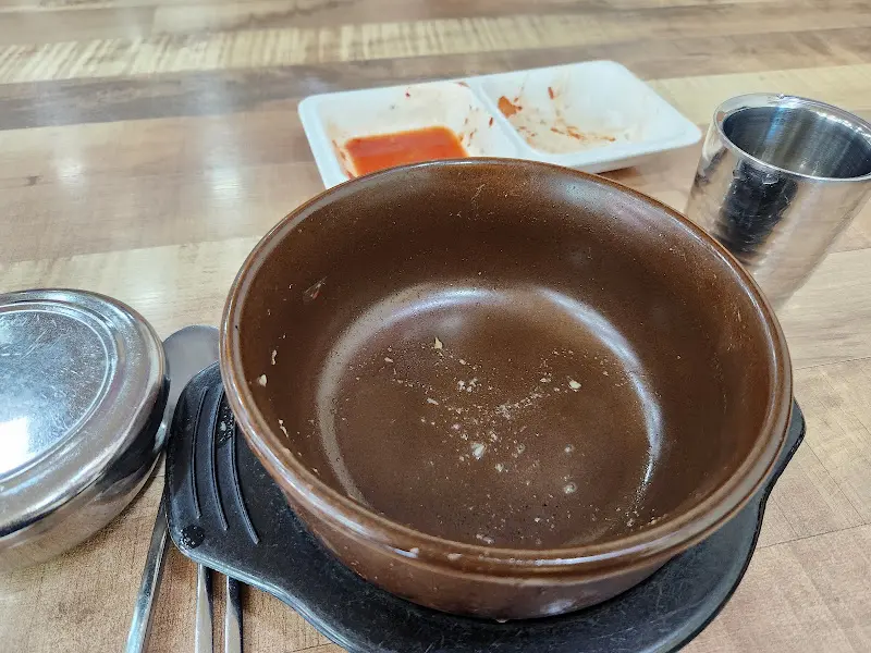 깨끗하게 비워진 뚝배기