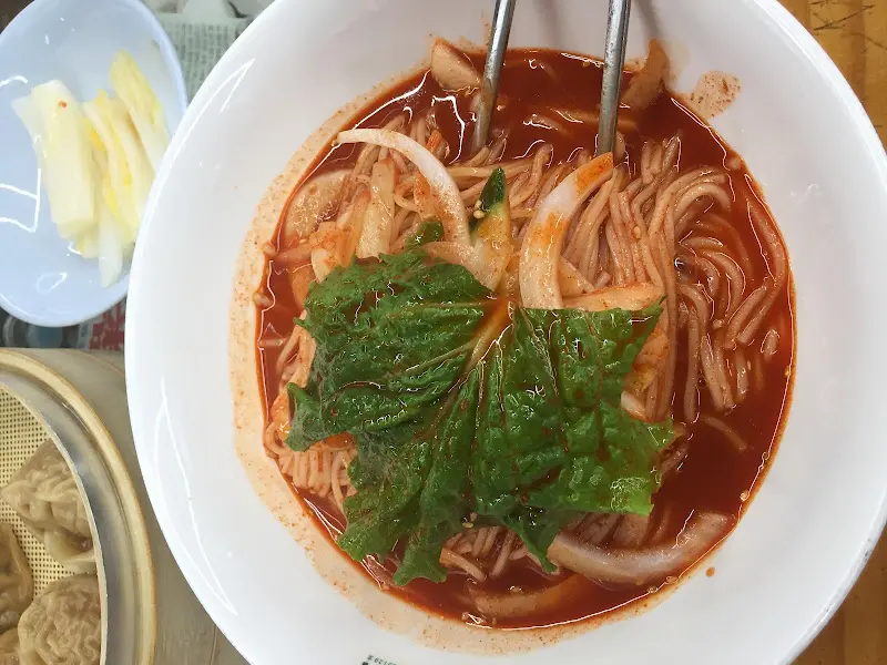 비빔국수와 백김치