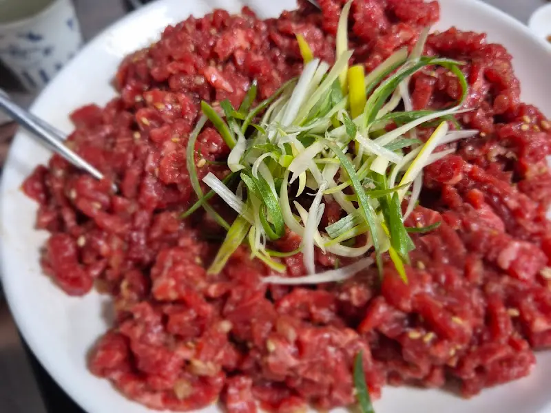 푸짐한 육회 한 상