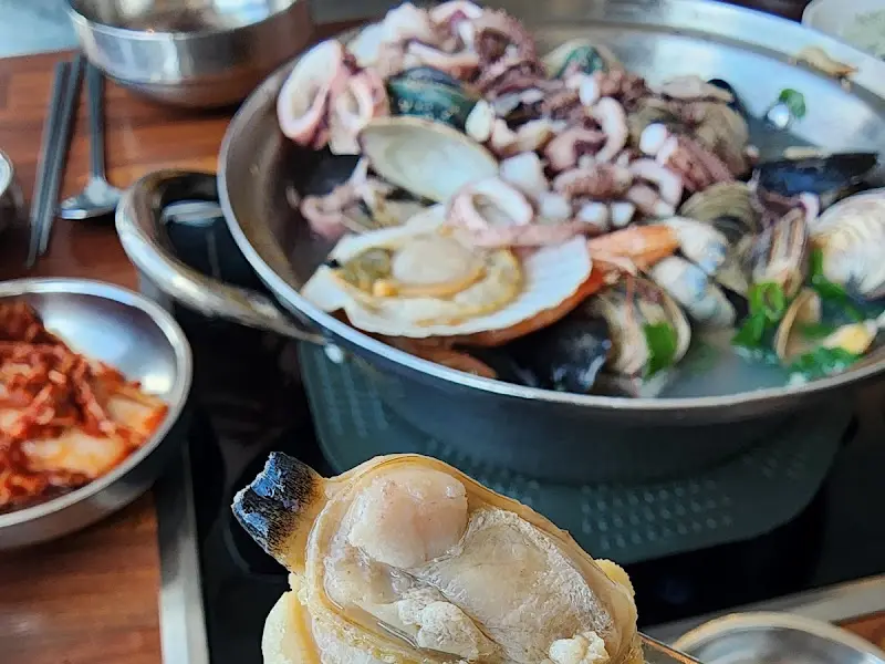 해산물과 칼국수를 함께 맛볼 수 있는 해물찜칼국수