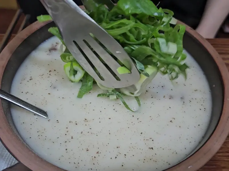 설렁탕에 파를 듬뿍 넣어 먹는 모습