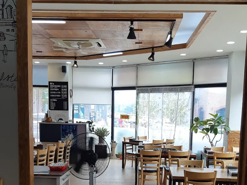 넓고 쾌적한 홀