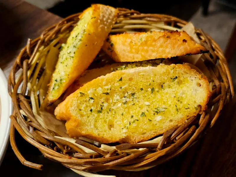 바구니에 담긴 마늘빵
