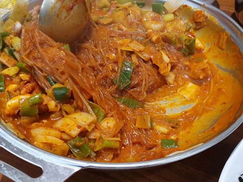 당면 사리가 푸짐하게 들어간 낙곱새