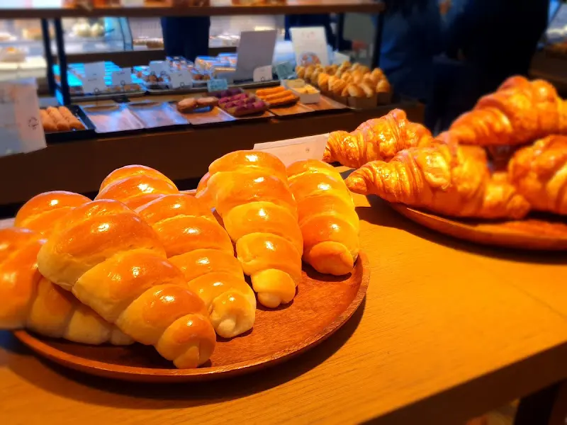 테이블 위에 놓인 빵들